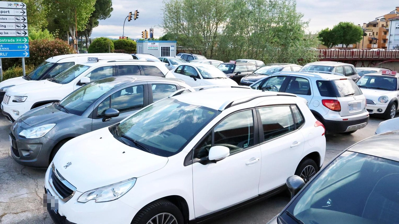 Le auto esistevano solo sulla carta, ovvero su Internet