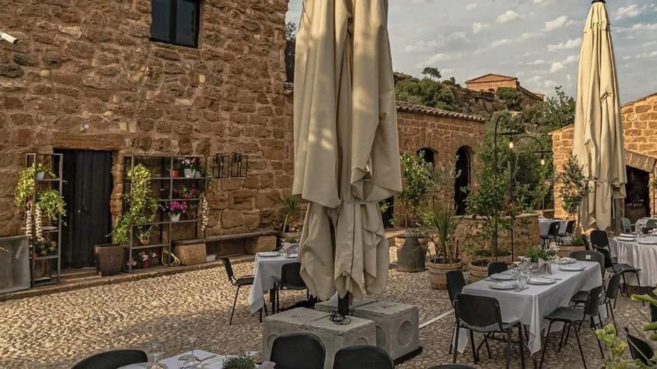 La tavolata speciale è allestita nella Valle dei Templi ad. Agrigento, nel tondo a destra Vincenzo Butticé La tavolata speciale è allestita nella Valle dei Templi ad. Agrigento, nel tondo a destra Vincenzo Butticé