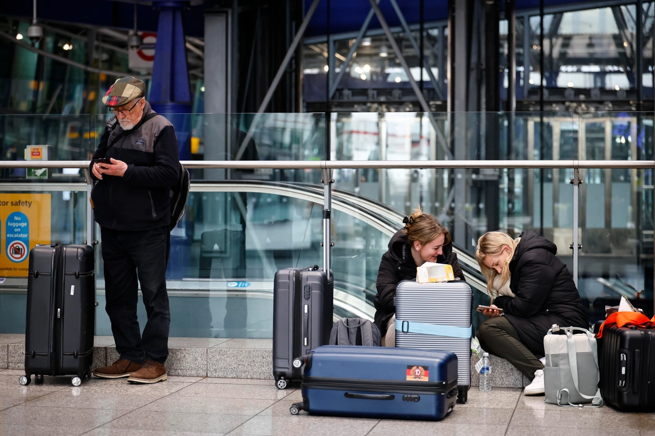 Il 15enne sarebbe dovuto arrivare assieme ai genitori all'aeroporto londinese di Stansted, per lui invece c'è stata una tappa non prevista a Milano