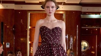 Katia Follesa (nella foto), reduce dai successi di Sanremo, sbarluccicante nel suo abito da sera rosa con schiena scoperta, disegnato... Katia Follesa (nella foto), reduce dai successi di Sanremo, sbarluccicante nel suo abito da sera rosa con schiena scoperta, disegnato...
