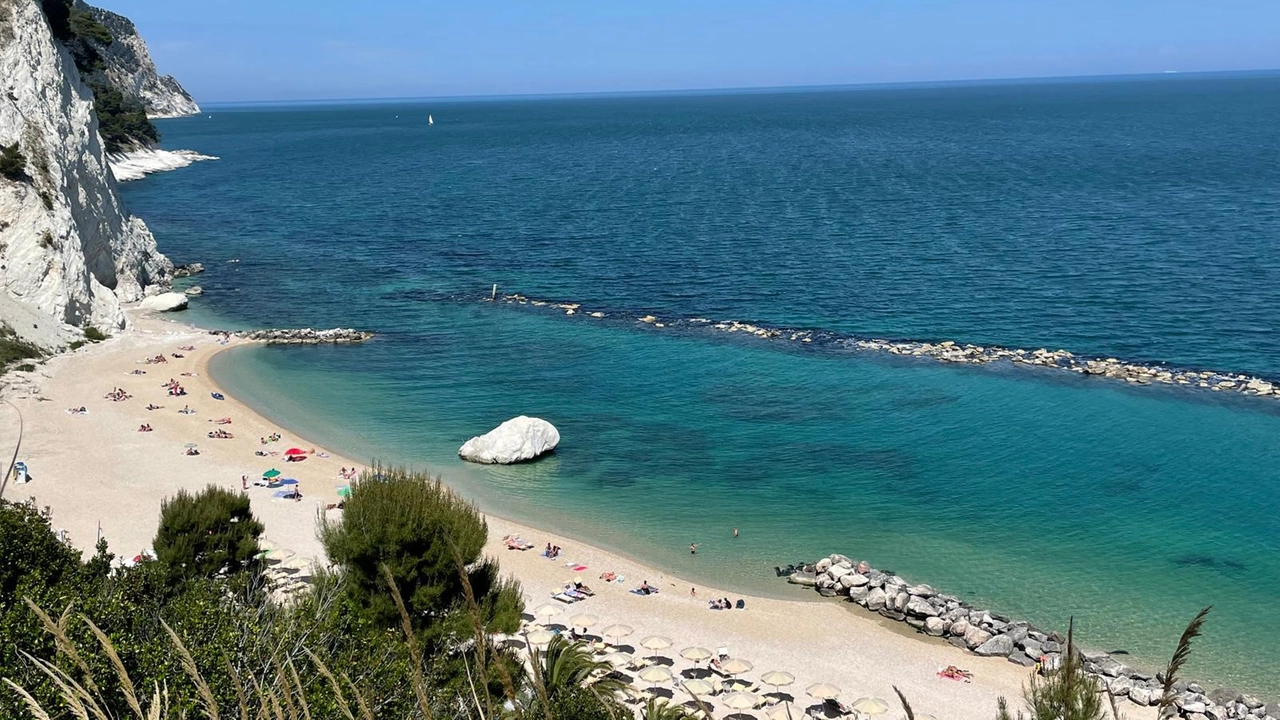 Un tratto di spiaggia di Numana, nelle Marche, dove l'uomo di 75 anni è stato colto da un malore fatale Un tratto di spiaggia di Numana, nelle Marche, dove l'uomo di 75 anni è stato colto da un malore fatale