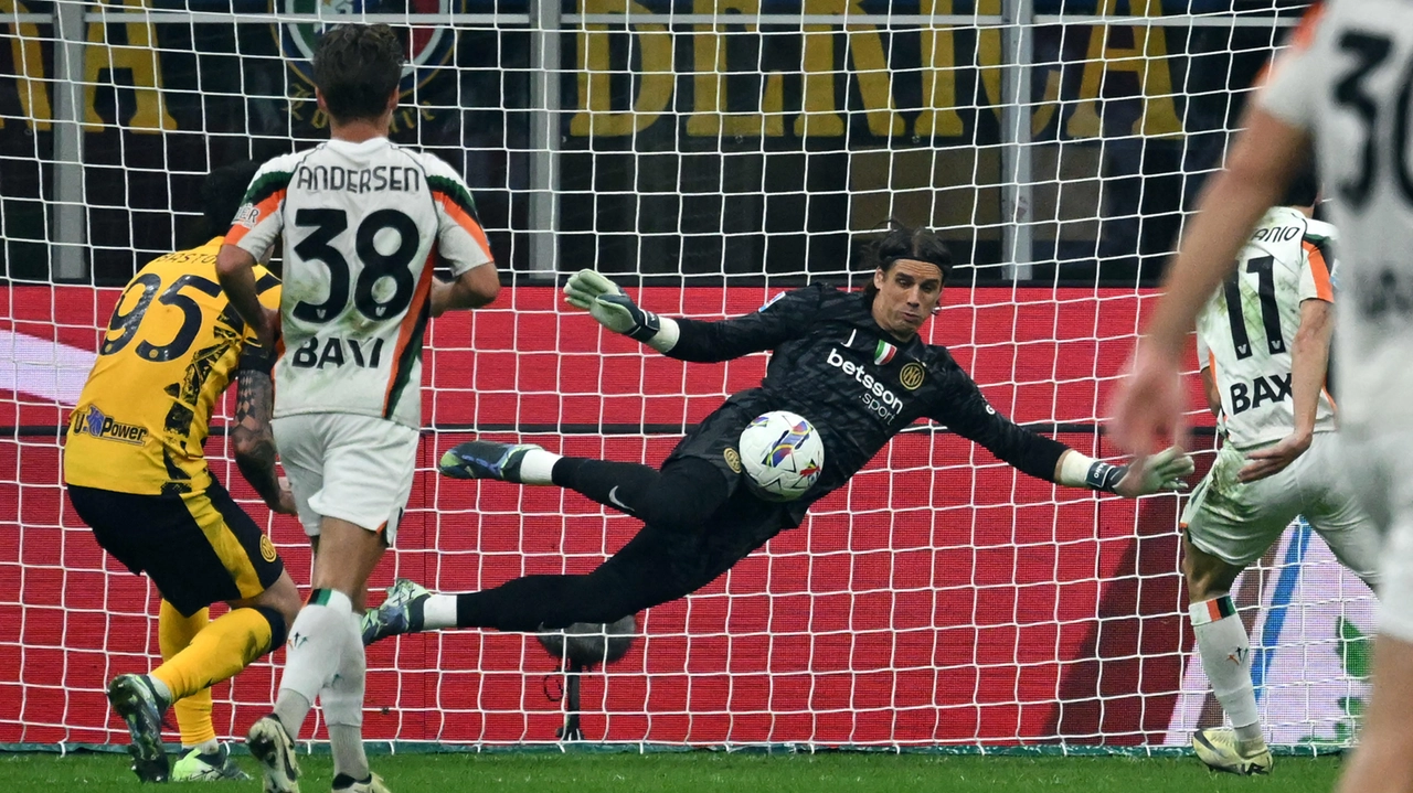 La parata di Yann Sommer sul tocco sotto misura di Gaetano Oristanio La parata di Yann Sommer sul tocco sotto misura di Gaetano Oristanio