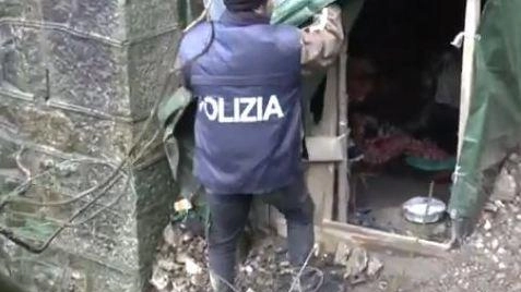 Tra Malnate e Vedano Olona, piazza “degli affari” controllata con l’arma d’assalto. In carcere due maghrebini. Oltre alle armi sequestro di eroina, coca e hashish. Tra Malnate e Vedano Olona, piazza “degli affari” controllata con l’arma d’assalto. In carcere due maghrebini. Oltre alle armi sequestro di eroina, coca e hashish.