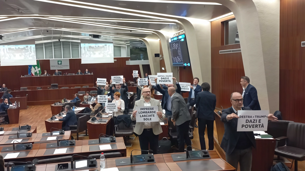La protesta del Pd in Consiglio regionale dopo che è stata respinta dal centrodestra la mozione, presentata proprio dai Dem,...