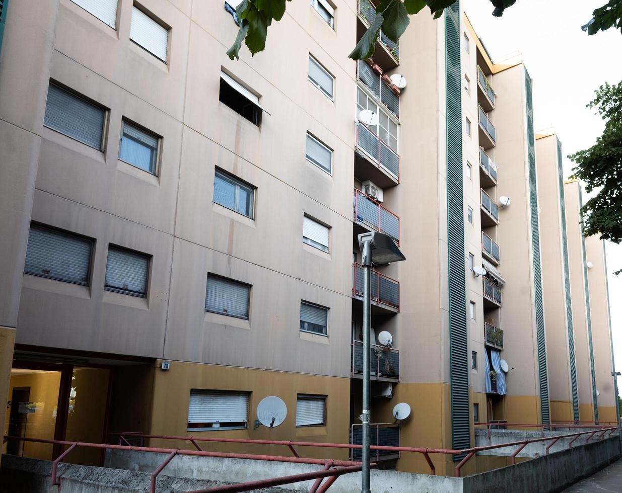 Indagini sul focolaio legionella. Sei inquilini ricoverati, un morto: "Non possiamo stare tranquilli" Indagini sul focolaio legionella. Sei inquilini ricoverati, un morto: "Non possiamo stare tranquilli"