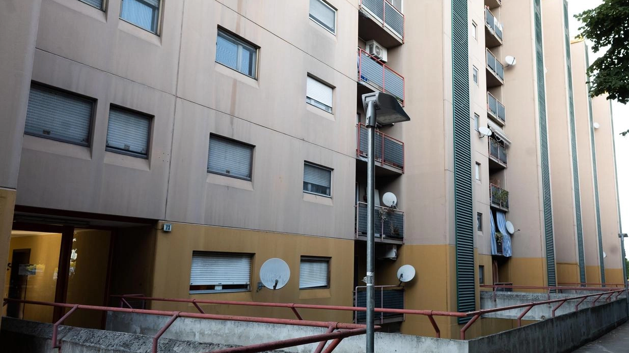 Indagini sul focolaio legionella. Sei inquilini ricoverati, un morto: "Non possiamo stare tranquilli"