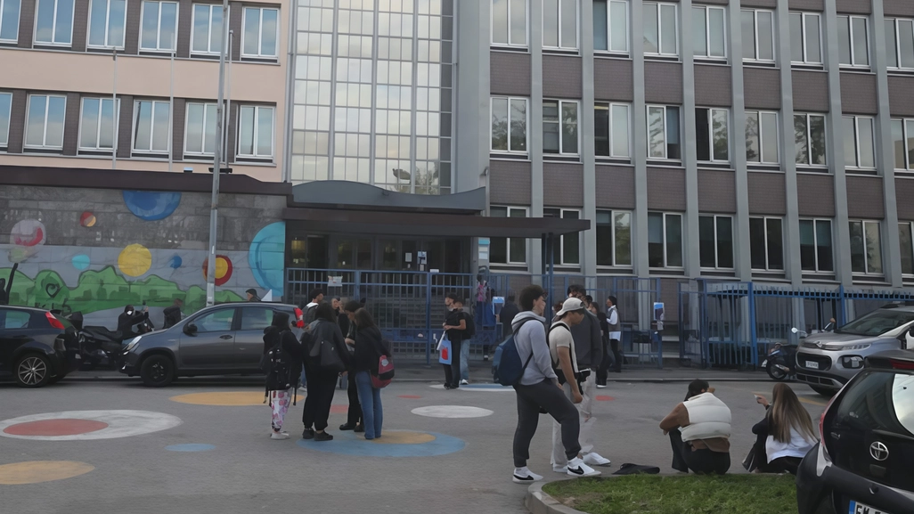 Ieri mattina a Monza la segnalazione di bidelli e ragazzi, per sicurezza l’area è stata liberata. Il ritorno alla normalità dopo l’intervento della Provincia. In Brianza 3.800 richieste d’aiuto l’anno. Ieri mattina a Monza la segnalazione di bidelli e ragazzi, per sicurezza l’area è stata liberata. Il ritorno alla normalità dopo l’intervento della Provincia. In Brianza 3.800 richieste d’aiuto l’anno.