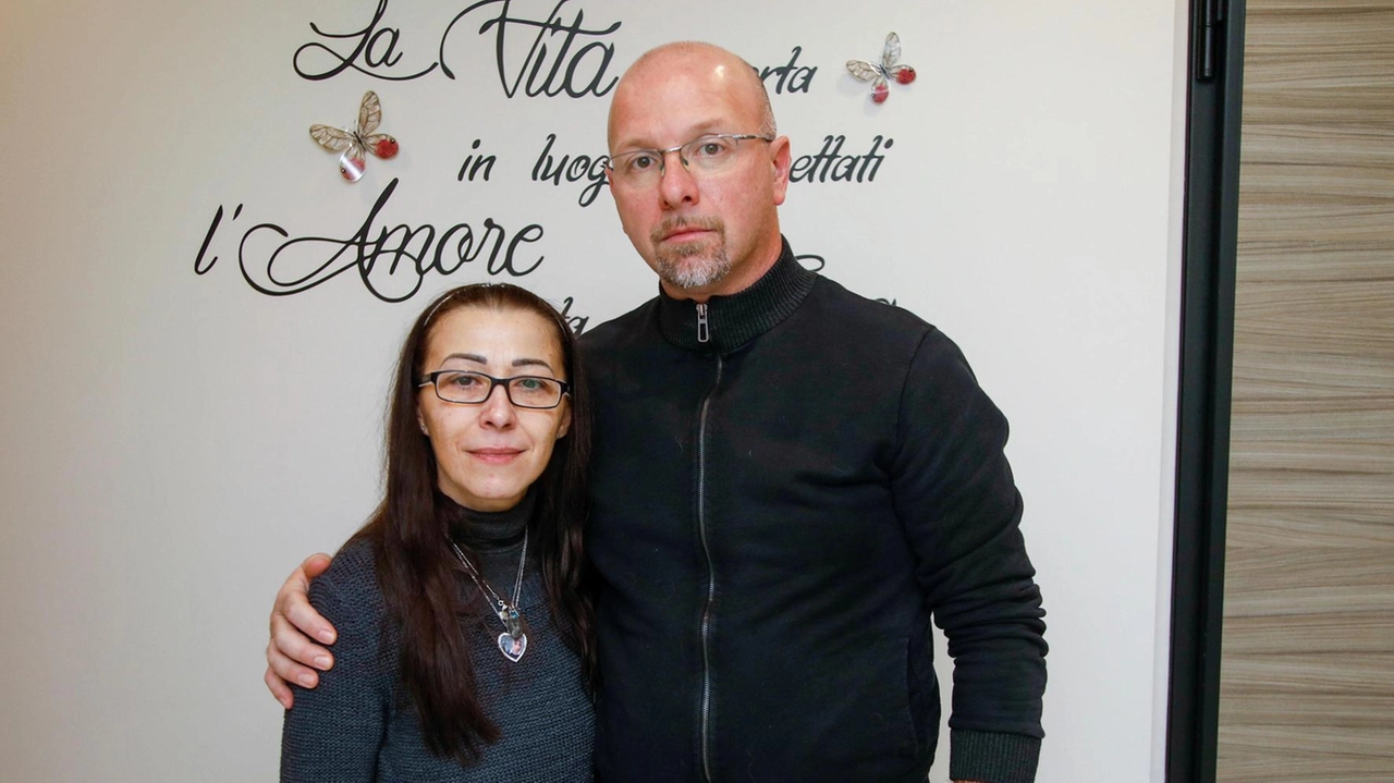 La Corte ha accolto l’accordo di patteggiamento per Pasca: da 7 anni e 4 mesi per omicidio stradale a 6. Valentino Colia fu travolto con una sua amica. La mamma: "Scusa, figlio mio, non c’è giustizia...". La Corte ha accolto l’accordo di patteggiamento per Pasca: da 7 anni e 4 mesi per omicidio stradale a 6. Valentino Colia fu travolto con una sua amica. La mamma: "Scusa, figlio mio, non c’è giustizia...".