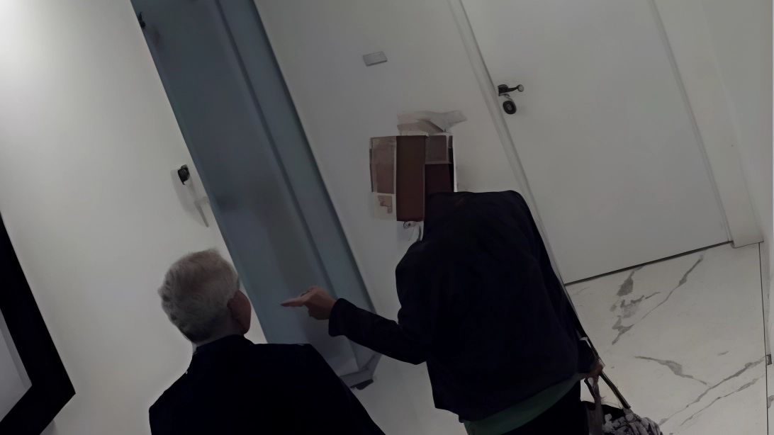 L’incontro in via Pattari tra Gallo e una donna che ha usufruito del passaporto L’incontro in via Pattari tra Gallo e una donna che ha usufruito del passaporto