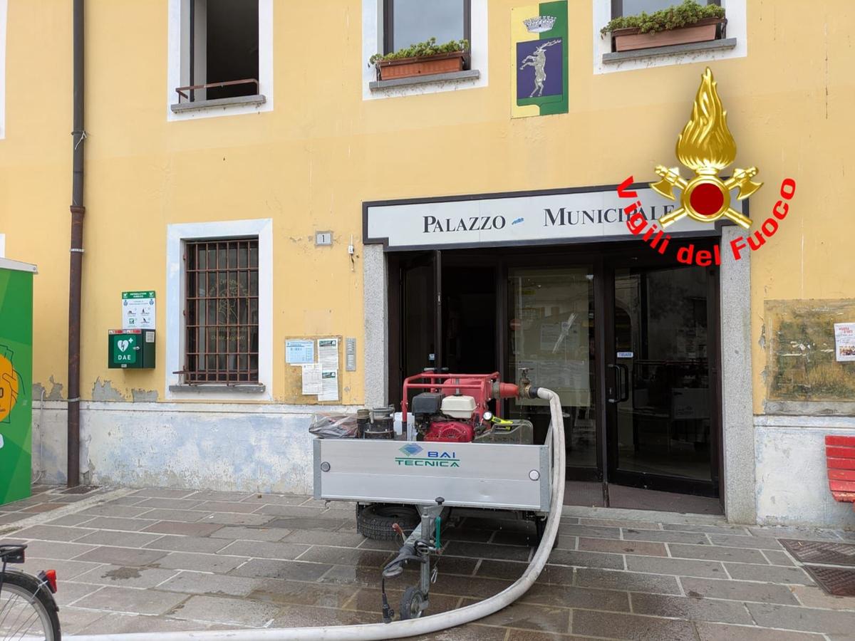 Cervignano d’Adda: si rompe un tubo durante i lavori, allagato l’archivio comunale Cervignano d’Adda: si rompe un tubo durante i lavori, allagato l’archivio comunale