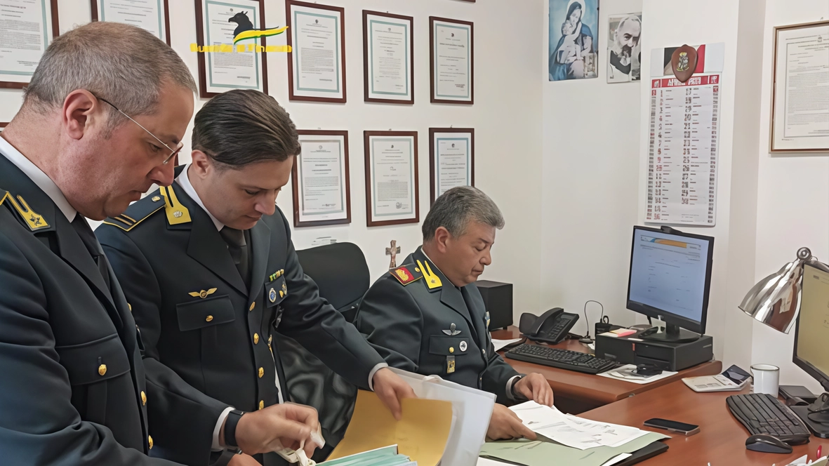 I finanzieri hanno eseguito 14 ordinanze di custodia cautelare di cui 6 in carcere altrettante agli arresti domiciliari e 2 all’obbligo di firma su mandato della gip Angela Colella I finanzieri hanno eseguito 14 ordinanze di custodia cautelare di cui 6 in carcere altrettante agli arresti domiciliari e 2 all’obbligo di firma su mandato della gip Angela Colella