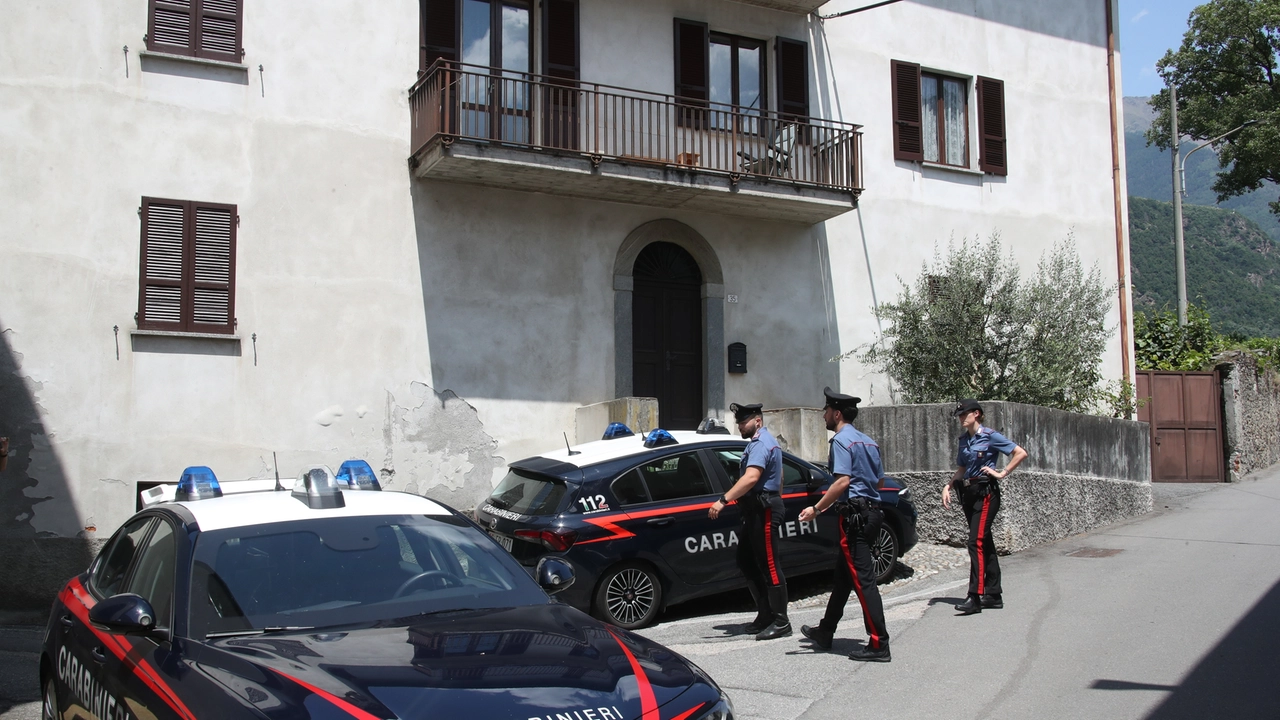 I carabinieri davanti all'abitazione a Villa di Tirano dove si è consumata la tragedia I carabinieri davanti all'abitazione a Villa di Tirano dove si è consumata la tragedia