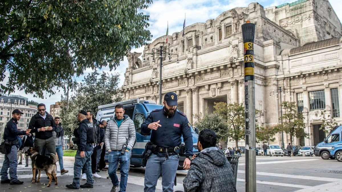 Gli agenti di polizia in serata hanno passato al setaccio le zone limitrofe allo snodo ferroviario milanese: controllate quasi 300 persone e alcune attività commerciali Gli agenti di polizia in serata hanno passato al setaccio le zone limitrofe allo snodo ferroviario milanese: controllate quasi 300 persone e alcune attività commerciali