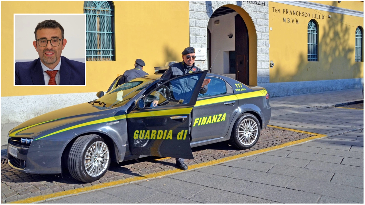 Guardia di finanza; nel riquadro, il sindaco di Torrevecchia Pia Gerardo Manfredi