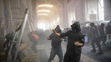 Guerriglia urbana a Milano: Stazione Centrale è un campo di battaglia: decine di fermati, almeno 60 feriti tra polizia e carabinieri