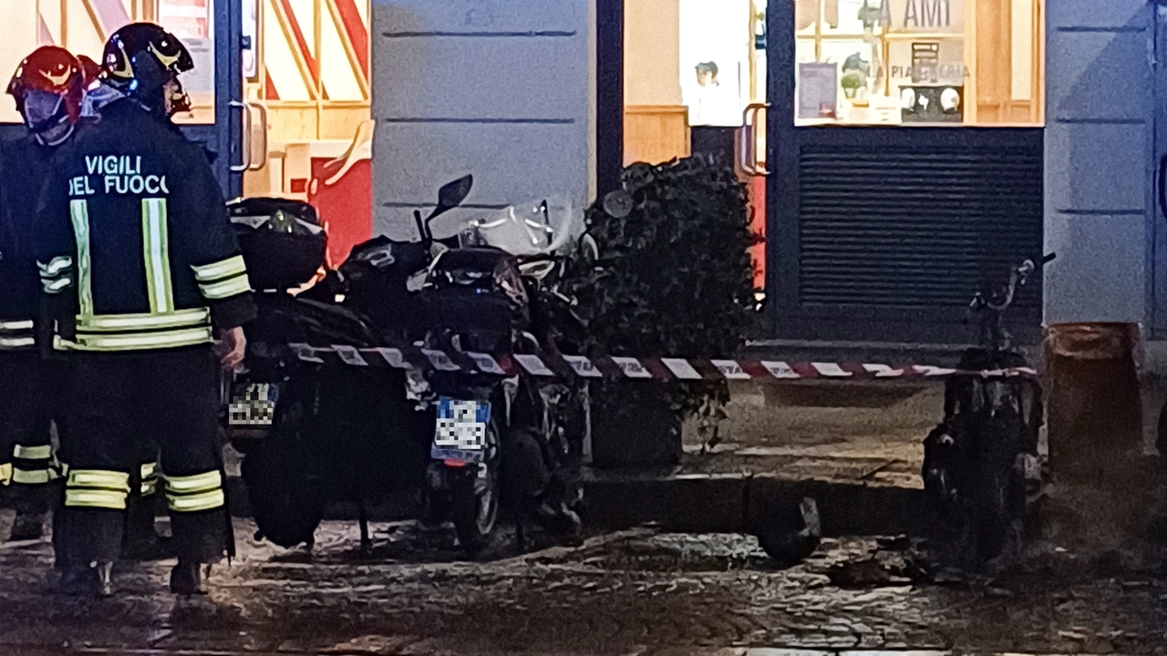I quattro motorini incendiati in corso Magenta