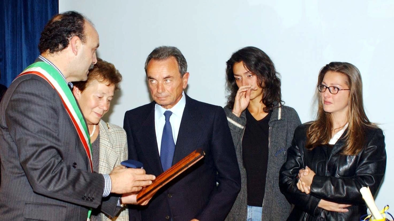 Bresso, l’allora sindaco Giuseppe Manni ricorda il gesto eroico di Paolo Foglia: era il 15 agosto 2002 "Ho sentito il padre, Romeo, la mamma è mancata da poco". Giovedì la commemorazione a Bereguardo. Bresso, l’allora sindaco Giuseppe Manni ricorda il gesto eroico di Paolo Foglia: era il 15 agosto 2002 "Ho sentito il padre, Romeo, la mamma è mancata da poco". Giovedì la commemorazione a Bereguardo.