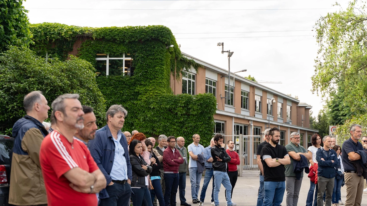 È una primavera calda quella che è appena cominciata in via Buonarroti. Da un anno i lavoratori ricevono le spettanze a singhiozzo: mensilità e tredicesima. È una primavera calda quella che è appena cominciata in via Buonarroti. Da un anno i lavoratori ricevono le spettanze a singhiozzo: mensilità e tredicesima.
