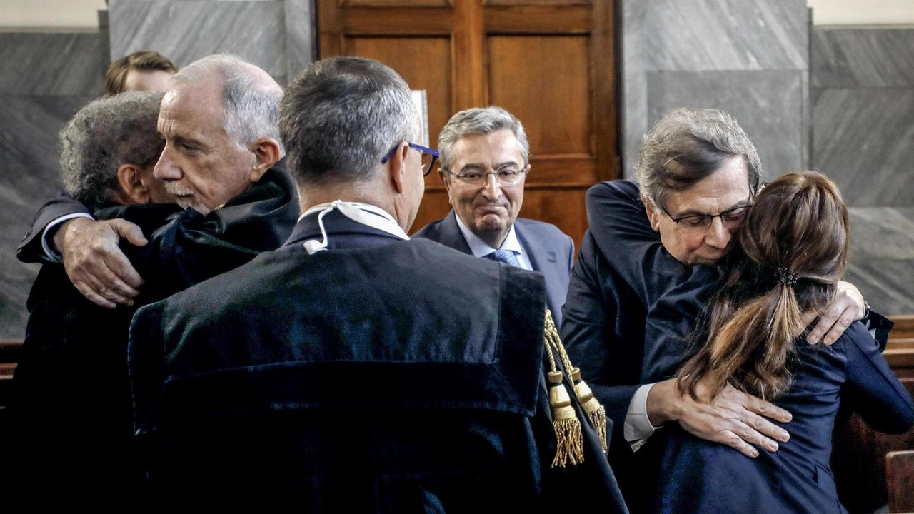I rettori Elio Franzini ed Enrico Gherlone abbracciano i loro. avvocati dopo la lettura della sentenza I rettori Elio Franzini ed Enrico Gherlone abbracciano i loro. avvocati dopo la lettura della sentenza