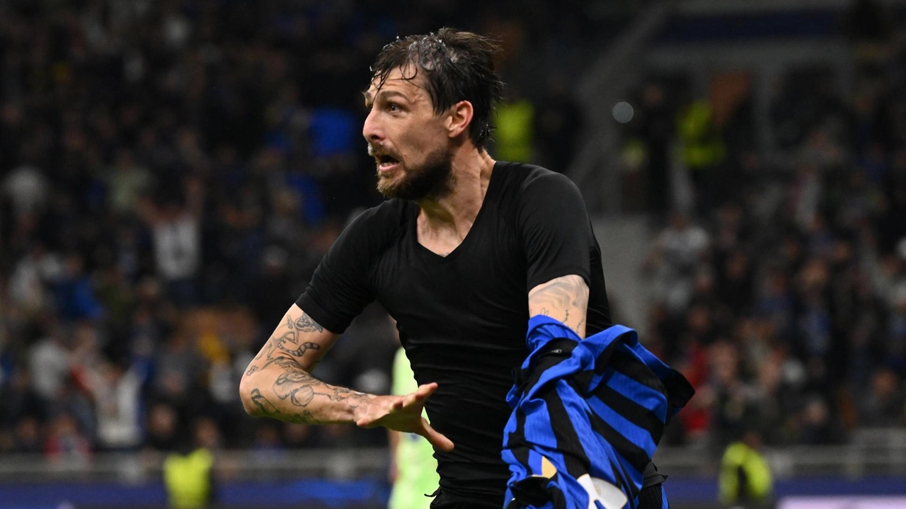 Francesco Acerbi, 37 anni, dopo la rete decisiva realizzata contro il Barcellona Francesco Acerbi, 37 anni, dopo la rete decisiva realizzata contro il Barcellona
