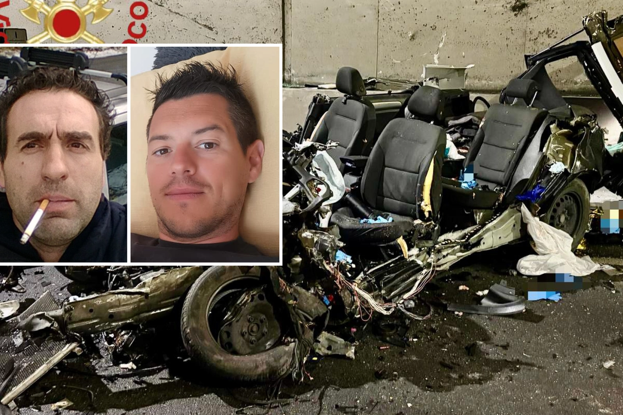 I rottami della Wolkswagen Golf coinvolta nel grave incidente avvenuto nella galleria di Pusiano. Nel riquadro i due morti, Mattia Mazzina e Ivan Mezzera