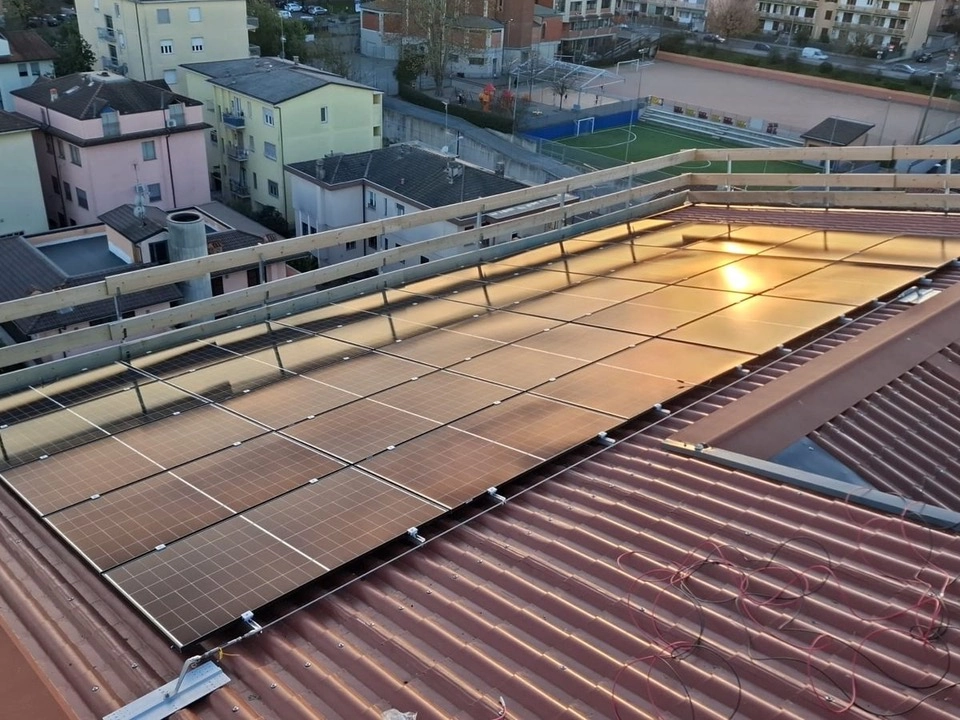 Energia solare, non da soli ma unendo enti, piccole e medie imprese, associazioni, condomini in una comunità energetica rinnovabile solidale