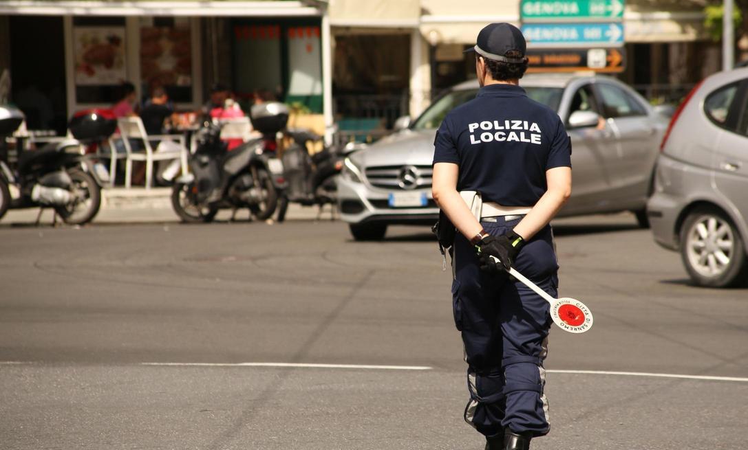 Guida l’ambulanza senza patente. Sopreso dai ghisa e denunciato. È la seconda volta in dodici anni