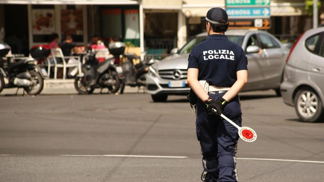 L’autista dell’ambulanza senza patente è stato scoperto da una pattuglia della polizia locale durante un controllo alla Barona