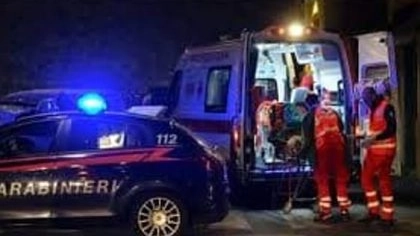Ambulanza e carabinieri in azione nella notte