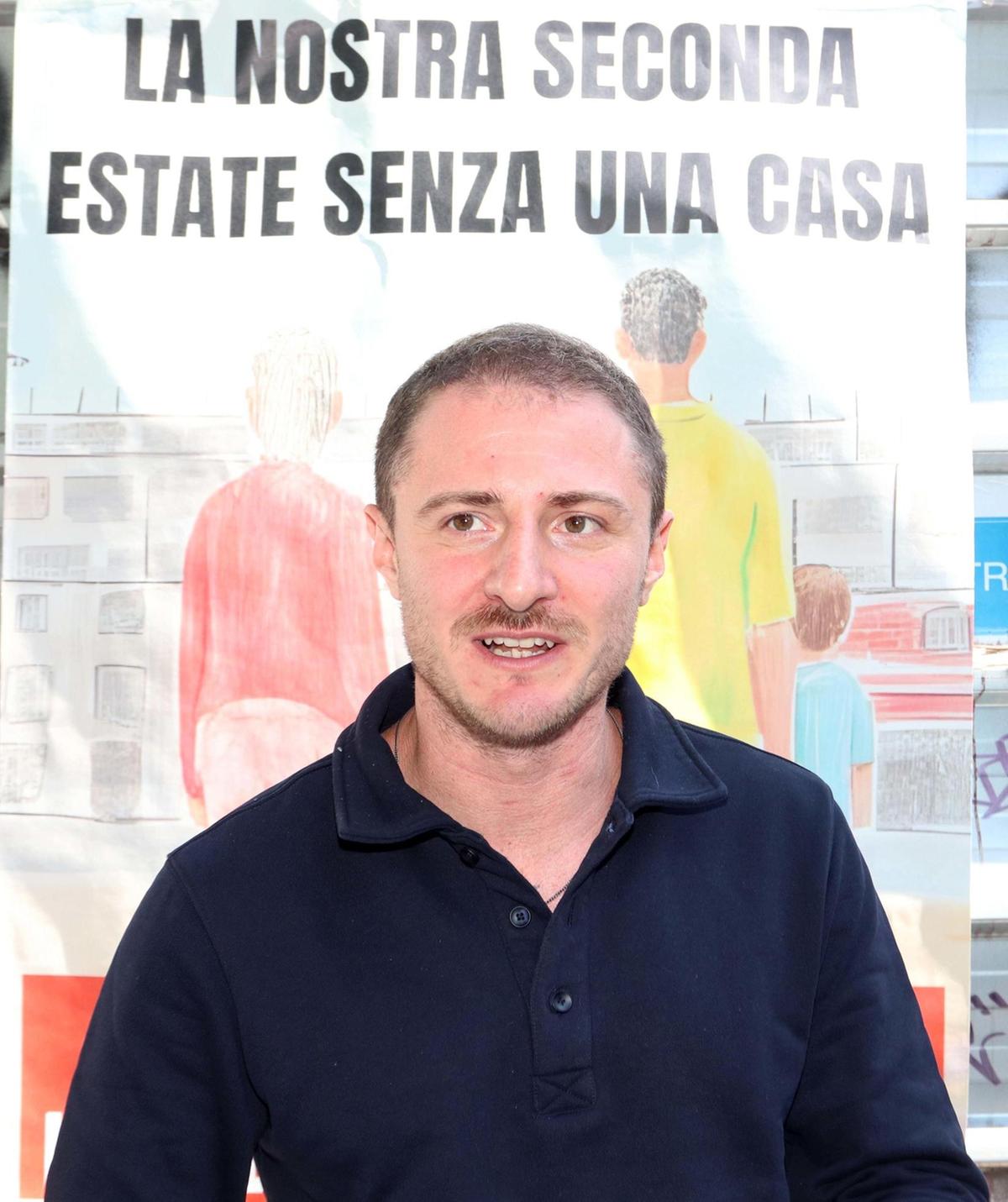 Famiglie sospese di nuovo in piazza. L’attesa, gli incontri e i contenziosi: "Ora la Prefettura apra un tavolo" Famiglie sospese di nuovo in piazza. L’attesa, gli incontri e i contenziosi: "Ora la Prefettura apra un tavolo"