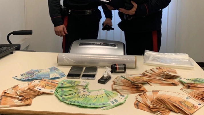 La droga e i soldi sequestrati in casa dello spacciatore a Castelmarte La droga e i soldi sequestrati in casa dello spacciatore a Castelmarte