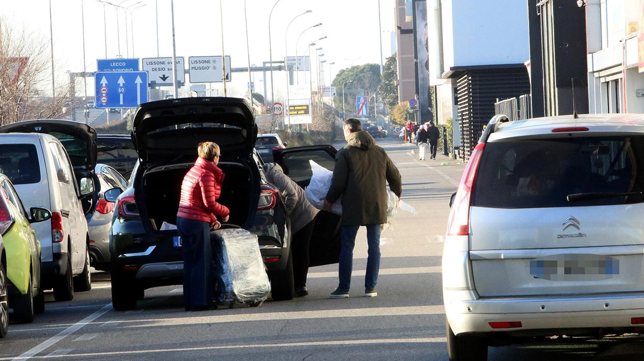Via Giotto è la strada parallela alla Valassina I residenti della zona sono costretti a una difficile convivenza con i clienti dei locali serali Via Giotto è la strada parallela alla Valassina I residenti della zona sono costretti a una difficile convivenza con i clienti dei locali serali