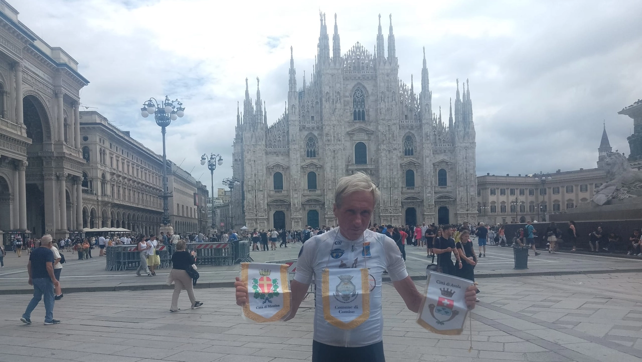 Leonardo Cavazzi nella piazza del Duomo di Milano con due gagliardetti di comuni attraversati