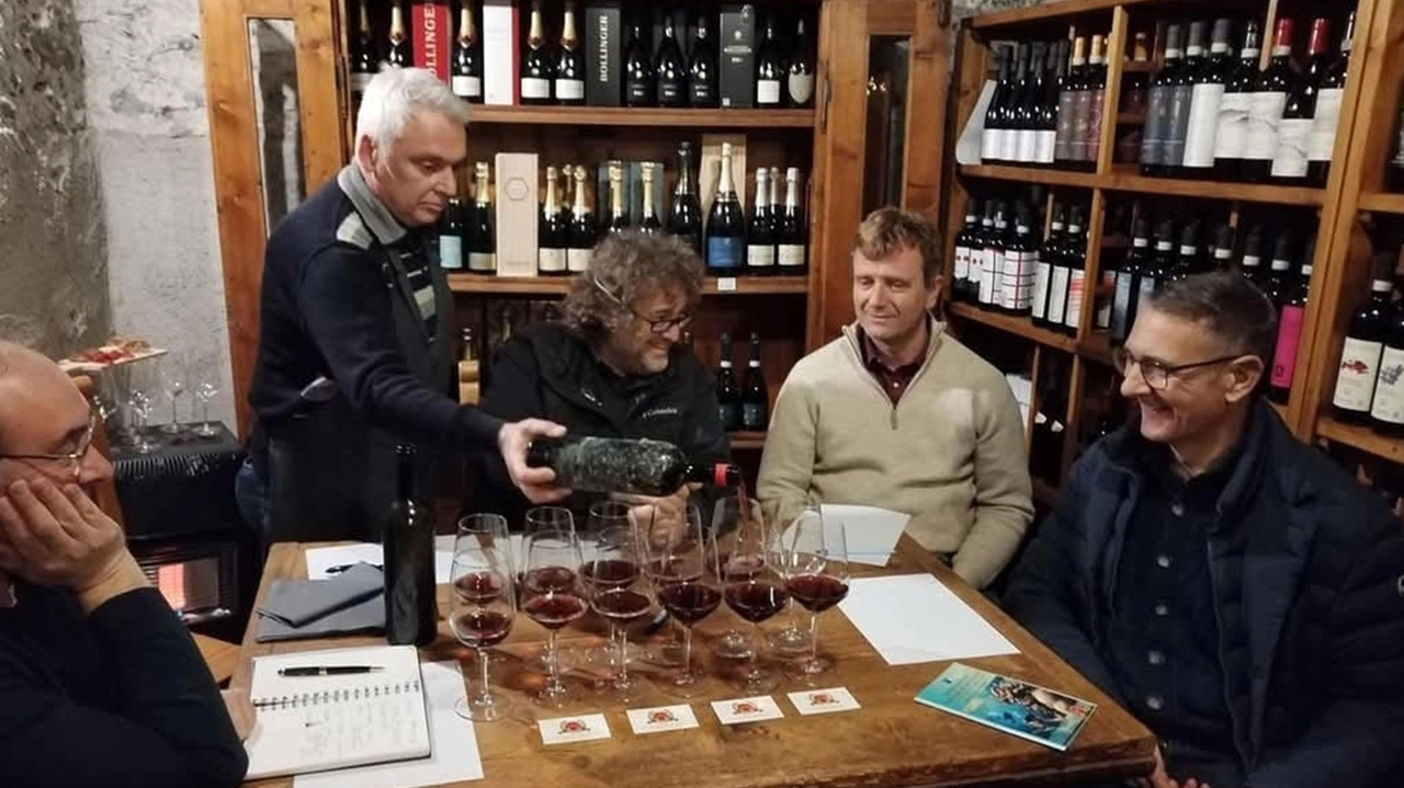 L’assaggio del Sangue di Nettuno il vino Sassella del 2018 affinato per un anno nel lago di Como a Riva di Gittana