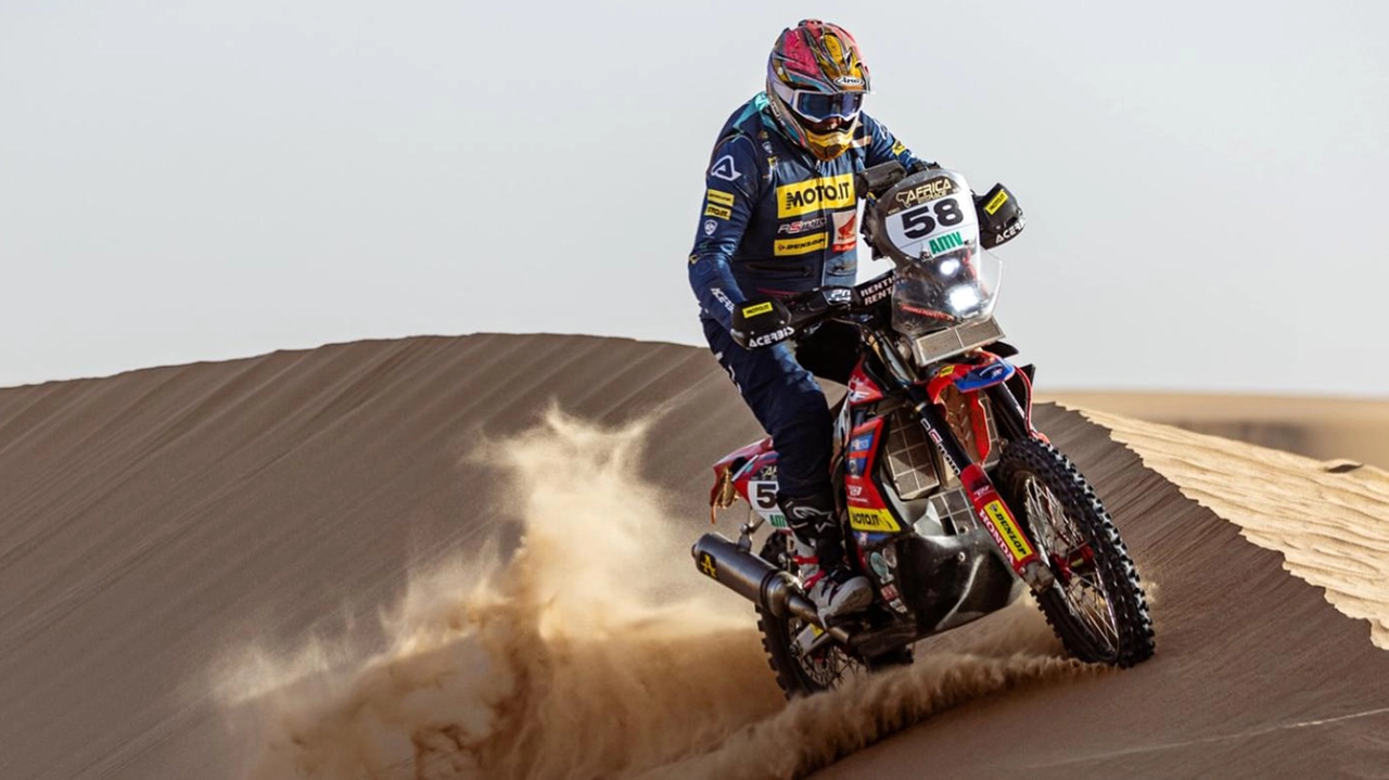 Andrea Perfetti in sella alla sua moto. L'uomo è ricoverato all’ospedale militare di Nouakchott Andrea Perfetti in sella alla sua moto. L'uomo è ricoverato all’ospedale militare di Nouakchott