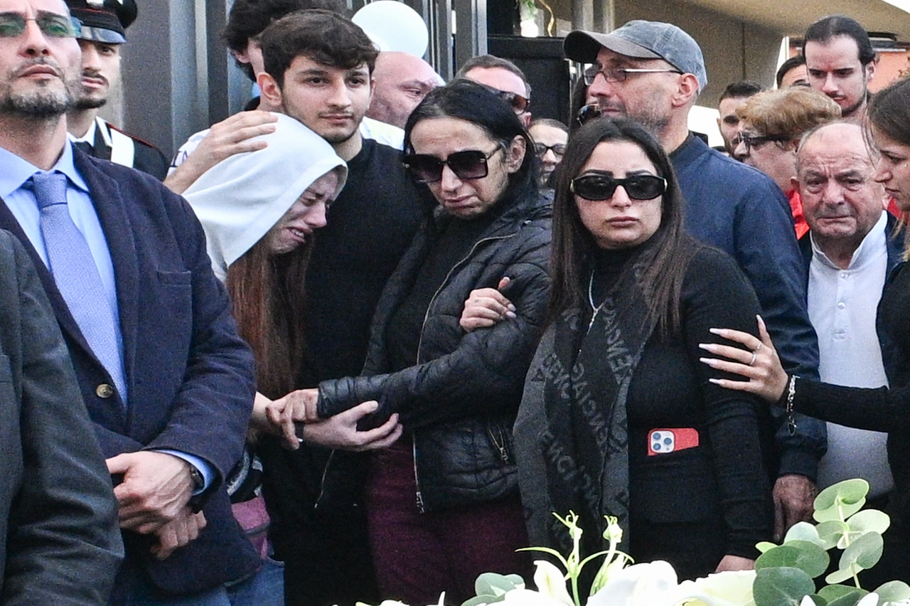 La madre con la sorella e il fratello di Manuel (Ansa/Andrea Fasani)