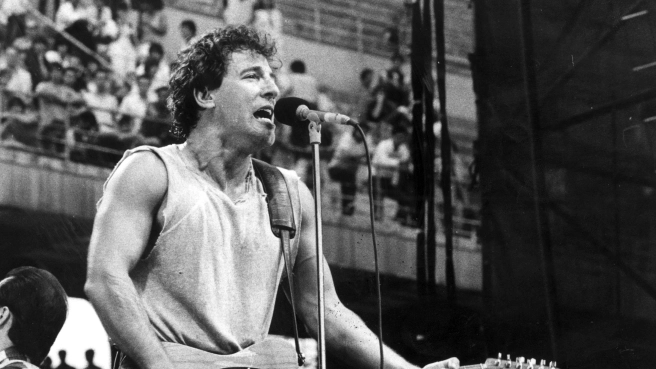 Bruce Springsteen sul palco di quel memorabile primo concerto a San Siro: era il 21 giugno 1985 Bruce Springsteen sul palco di quel memorabile primo concerto a San Siro: era il 21 giugno 1985