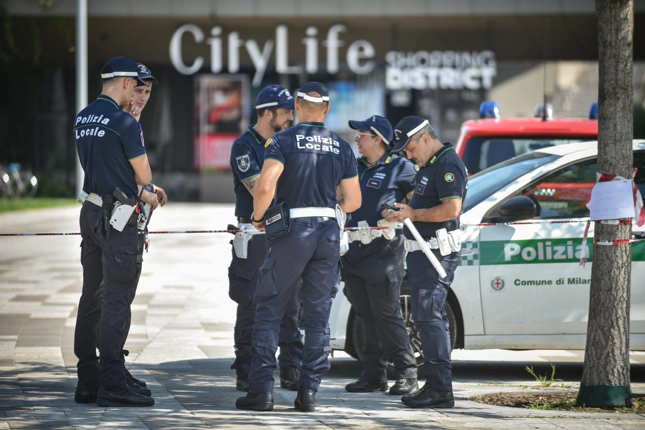 La polizia locale intervenuta nell'area di City Life per rendere inaccessibile l'area attorno alla torre, la mattina del crollo dell'insegna