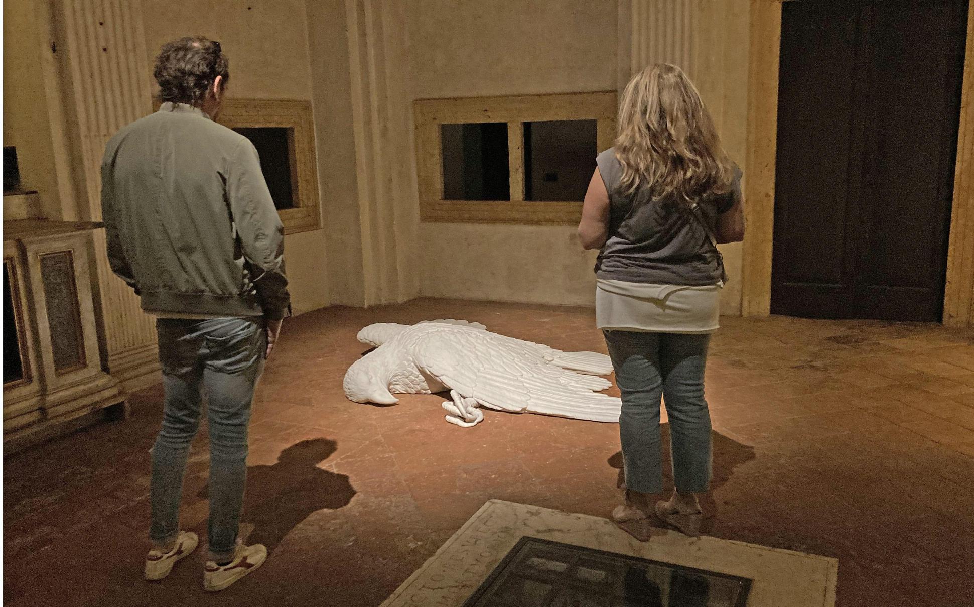 Cattelan, choc e sorpresa. Si apre la mostra in città Cattelan, choc e sorpresa. Si apre la mostra in città