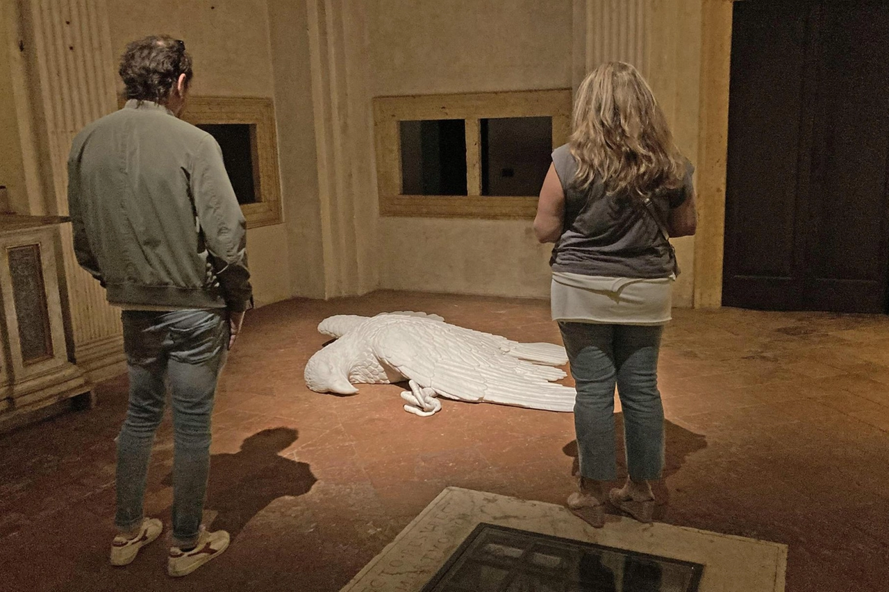 Cattelan, choc e sorpresa. Si apre la mostra in città
