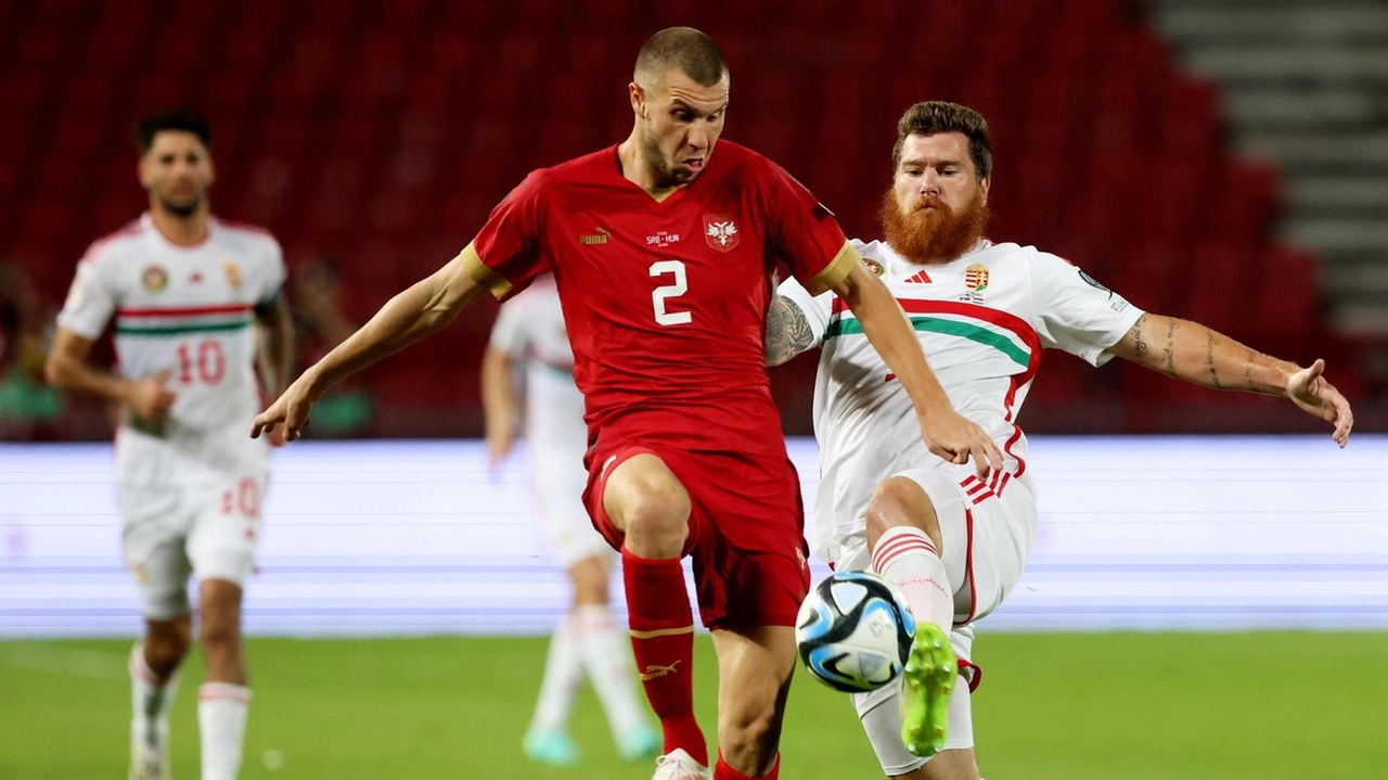 Strahinja Pavlovic (a sinistra) ha firmato con il Milan un contratto di quattro anni con opzione per il quinto Strahinja Pavlovic (a sinistra) ha firmato con il Milan un contratto di quattro anni con opzione per il quinto