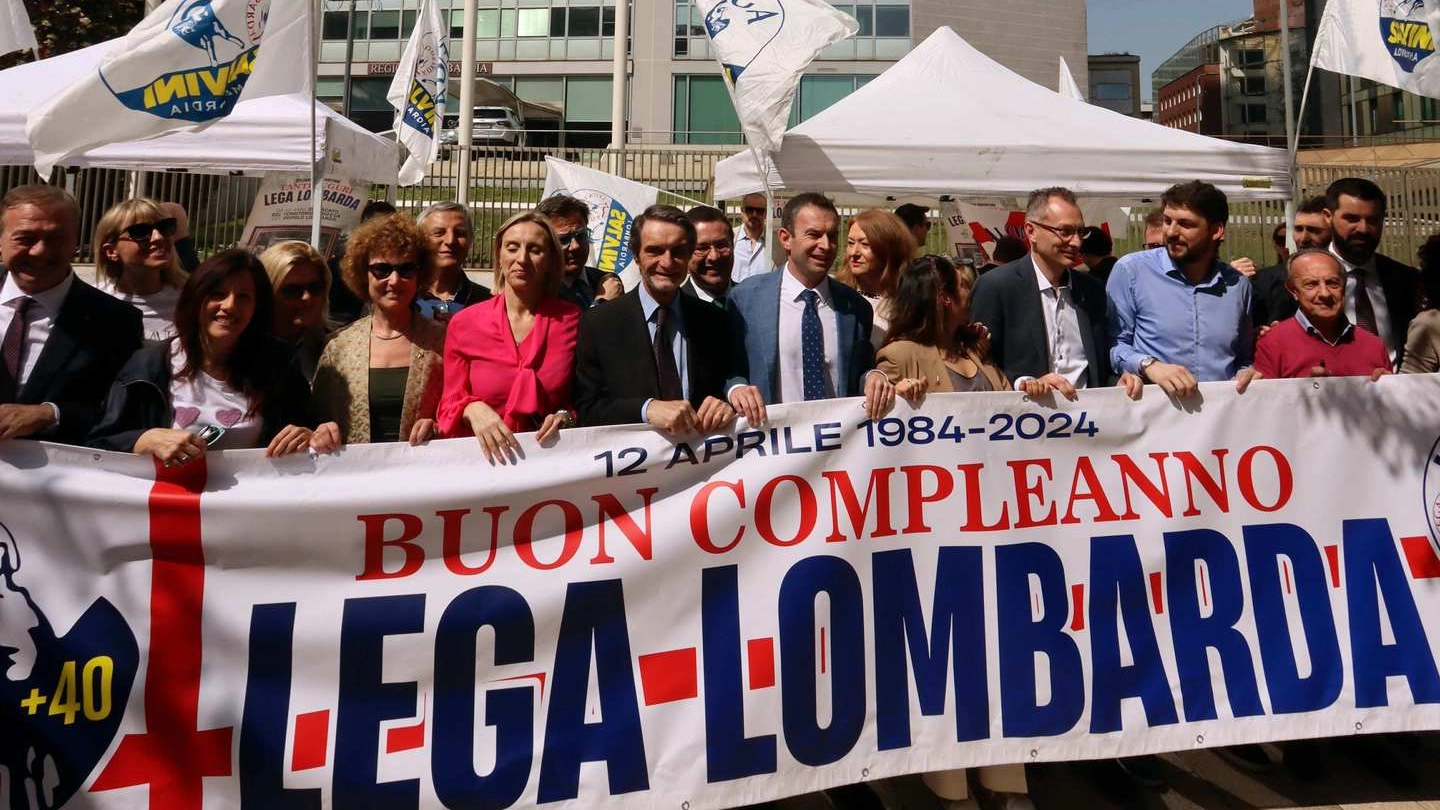 All’evento di Milano davanti alla sede del Consiglio regionale tanti esponenti della Lega di oggi e di ieri Al centro il governatore Attilio Fontana