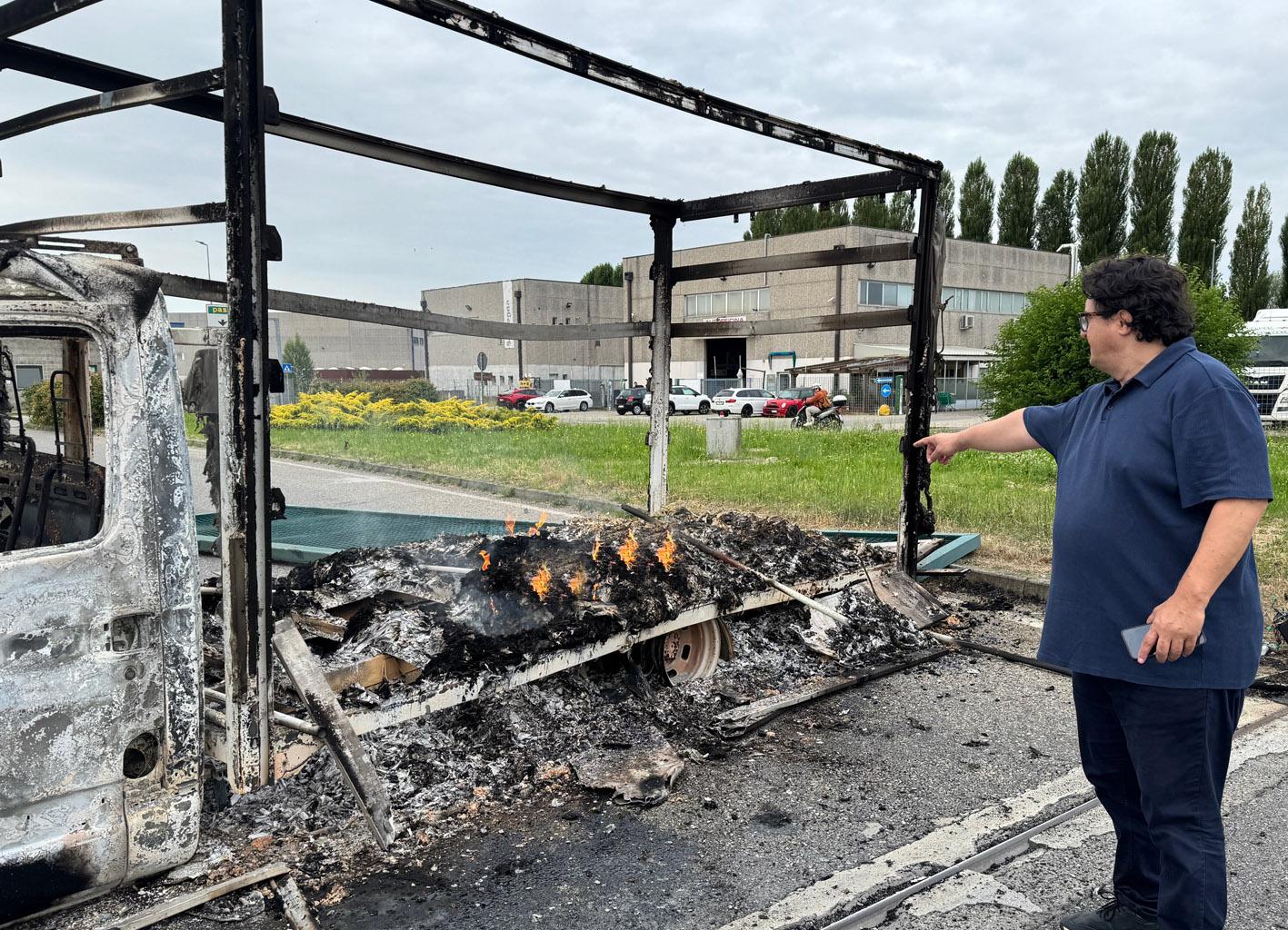 Le strade come un campo minato, i furgoni incendiati e lo scontro a fuoco: il film dell’assalto alla logistica di Lacchiarella Le strade come un campo minato, i furgoni incendiati e lo scontro a fuoco: il film dell’assalto alla logistica di Lacchiarella