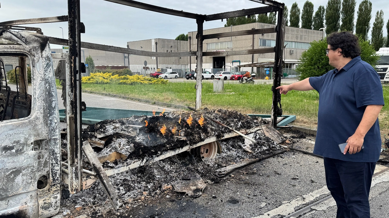 Due dei furgoni dati alle fiamme dalla batteria di ladri della logistica ieri notte lungo le strade che portano al maxi polo della logistica di Lacchiarella Due dei furgoni dati alle fiamme dalla batteria di ladri della logistica ieri notte lungo le strade che portano al maxi polo della logistica di Lacchiarella