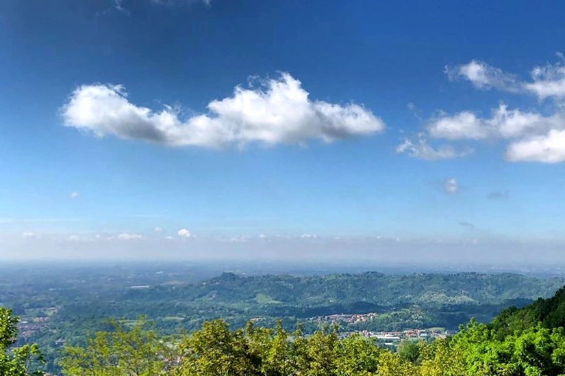 Milano e la Pianura Padana coperte da un velo di smog viste da Campsirago