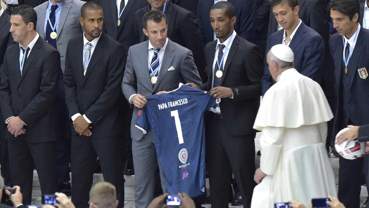 Papa Francesco con alcuni campioni di calcio in occasione di un'udienza in Vaticano