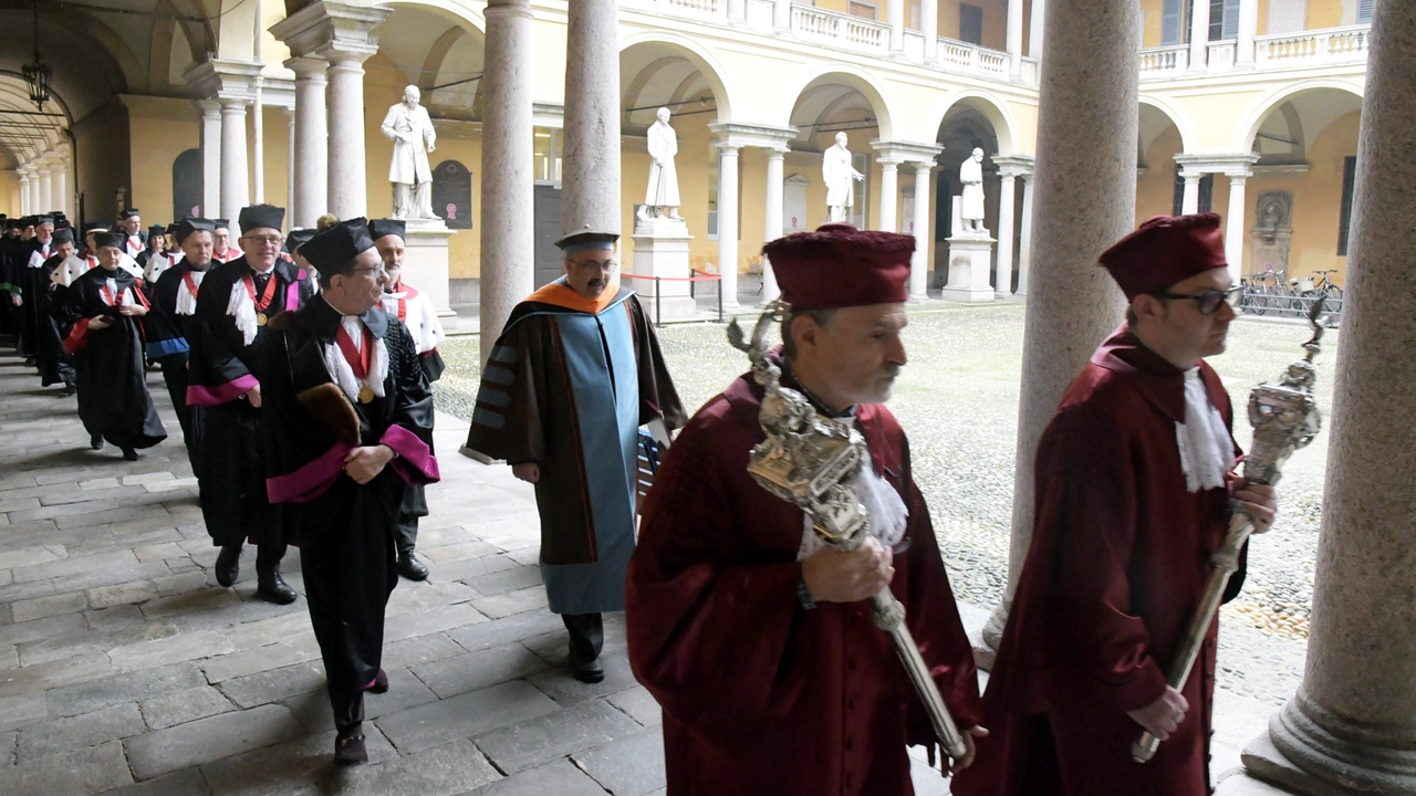 La cerimonia nel chiostro dell’ateneo La cerimonia nel chiostro dell’ateneo
