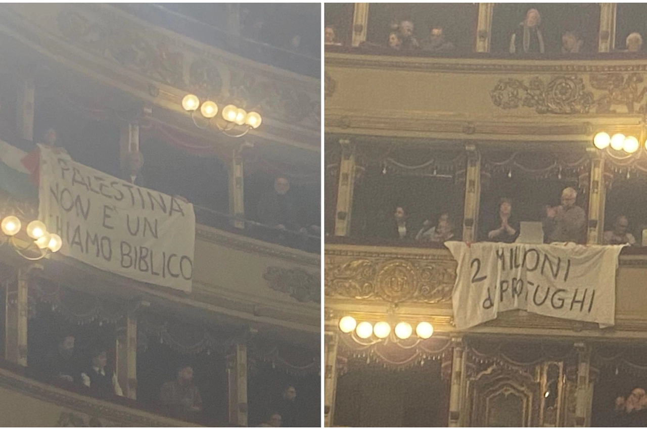 Gli striscioni pro-pal esposti sui palchi della Scala