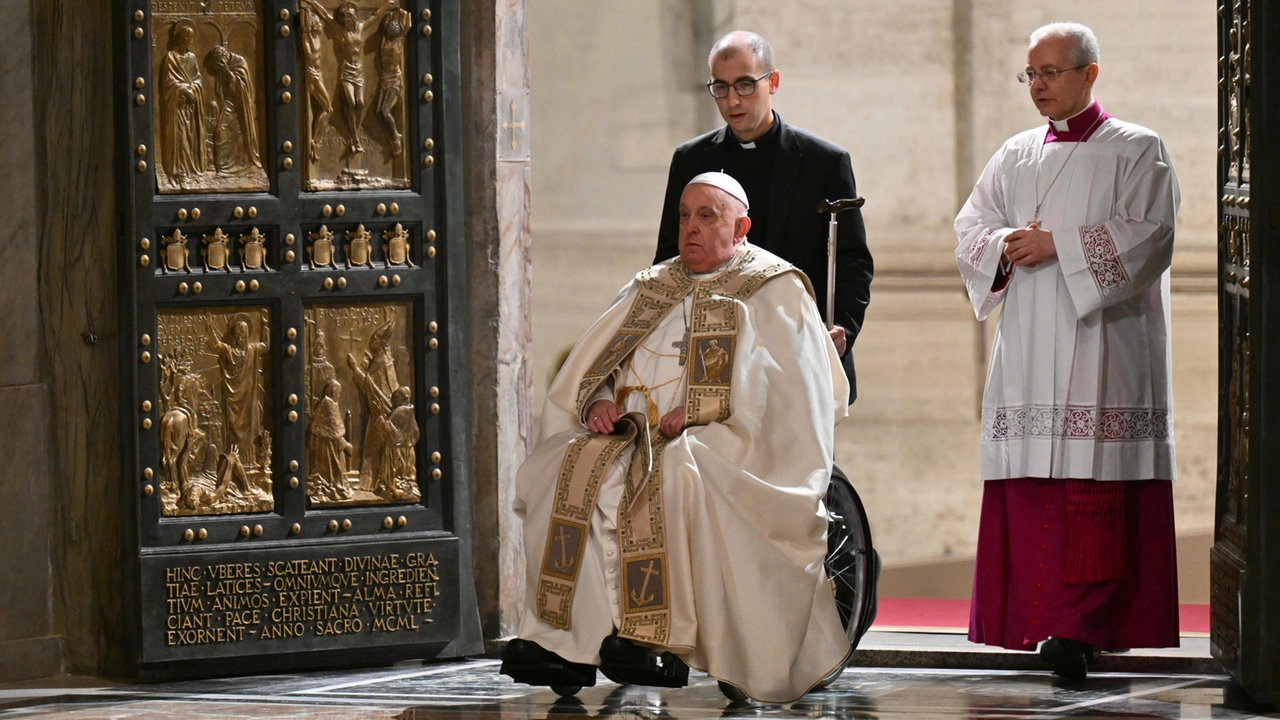 Papa Francesco ha aperto la Porta Santa