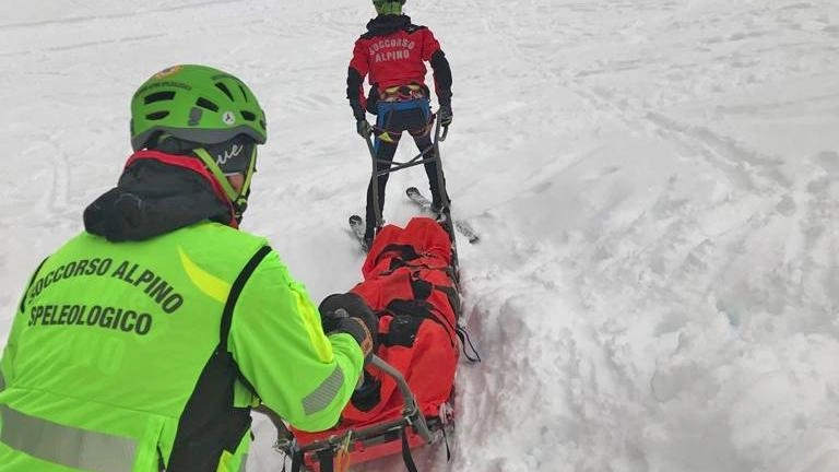 Gli uomini del soccorso alpino impegnati sulle montagne bergamasche Gli uomini del soccorso alpino impegnati sulle montagne bergamasche